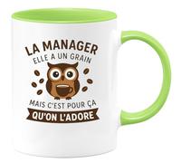 quotedazur - Mug Humour La Manager Elle A Un Grain Mais C'est Pour Ça Qu'on L'adore Cadeau Original Tasse Drôle Femme Unique
