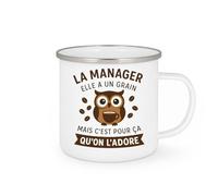 quotedazur - Mug Humour La Manager Elle A Un Grain Mais C'est Pour Ça Qu'on L'adore Cadeau Original Tasse Drôle Femme Unique