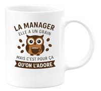 quotedazur - Mug Humour La Manager Elle A Un Grain Mais C'est Pour Ça Qu'on L'adore - Cadeau Original Tasse Drôle Pour Femme Manager Unique