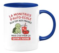 quotedazur - Mug Humour La Monitrice D'auto-École Elle Est Aux Fraises Mais C'est Pour Ça Qu'on L'adore Cadeau Tasse Originale Auto-École
