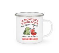 quotedazur - Mug Humour La Monitrice D'auto-École Elle Est Aux Fraises Mais C'est Pour Ça Qu'on L'adore - Cadeau Humour Pour Monitrice, Tasse Originale Auto-École