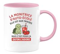 quotedazur - Mug Humour La Monitrice D'auto-École Elle Est Aux Fraises Mais C'est Pour Ça Qu'on L'adore Cadeau Tasse Originale Auto-École