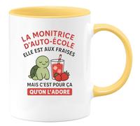 quotedazur - Mug Humour La Monitrice D'auto-École Elle Est Aux Fraises Mais C'est Pour Ça Qu'on L'adore - Cadeau Humour Pour Monitrice, Tasse Originale Auto-École