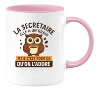 quotedazur - Mug Humour La Secrétaire Elle A Un Grain Mais C'est Pour Ça Qu'on L'adore - Idée Cadeau Originale Tasse Humoristique Pour Secrétaire