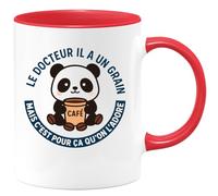 quotedazur - Mug Humour Le Docteur Il A Un Grain Mais C'est Pour Ça Qu'on L'adore - Cadeau Original Tasse Humour Pour Médecin Adoré