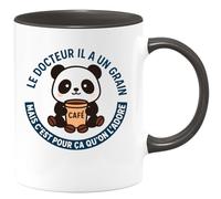 quotedazur - Mug Humour Le Docteur Il A Un Grain Mais C'est Pour Ça Qu'on L'adore - Cadeau Original Tasse Humour Pour Médecin Adoré
