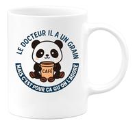 quotedazur - Mug Humour Le Docteur Il A Un Grain Mais C'est Pour Ça Qu'on L'adore - Cadeau Original Tasse Humour Pour Médecin Adoré