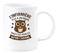 quotedazur - Mug Humour L'infirmière Elle A Un Grain Mais C'est Pour Ça Qu'on L'adore Idée Cadeau Originale Tasse Infirmière Humoristique