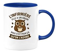 quotedazur - Mug Humour L'infirmière Elle A Un Grain Mais C'est Pour Ça Qu'on L'adore Idée Cadeau Originale Tasse Infirmière Humoristique