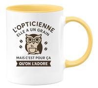 quotedazur - Mug Humour L'opticienne Elle A Un Grain Mais C'est Pour Ça Qu'on L'adore Cadeau Parfait Amoureuse De Sa Tasse Unique