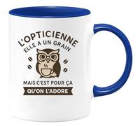 quotedazur - Mug Humour L'opticienne Elle A Un Grain Mais C'est Pour Ça Qu'on L'adore Cadeau Parfait Amoureuse De Sa Tasse Unique