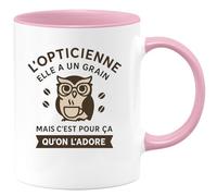 quotedazur - Mug Humour L'opticienne Elle A Un Grain Mais C'est Pour Ça Qu'on L'adore Cadeau Parfait Amoureuse De Sa Tasse Unique