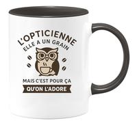 quotedazur - Mug Humour L'opticienne Elle A Un Grain Mais C'est Pour Ça Qu'on L'adore - Cadeau Parfait Pour Amoureuse De Sa Tasse Unique