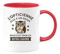 quotedazur - Mug Humour L'opticienne Elle A Un Grain Mais C'est Pour Ça Qu'on L'adore - Cadeau Parfait Pour Amoureuse De Sa Tasse Unique