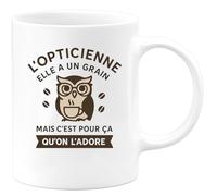 quotedazur - Mug Humour L'opticienne Elle A Un Grain Mais C'est Pour Ça Qu'on L'adore - Cadeau Parfait Pour Amoureuse De Sa Tasse Unique