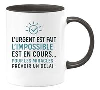 quotedazur - Mug Humour L'urgent Est Fait L'impossible En Cours Pour Les Miracles Prévoir Un Délai Cadeau Original Homme Tasse Travail Et Motivation