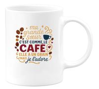 quotedazur - Mug Humour Ma grande soeur c'est comme le café, elle a un grain mais je l'adore - Cadeau Grande Soeur Femme