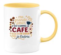 quotedazur - Mug Humour Ma grande soeur c'est comme le café, elle a un grain mais je l'adore - Cadeau Grande Soeur Femme