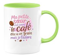 quotedazur - Mug Humour Ma petite soeur c'est comme le café, elle a un grain mais je l'adore - Cadeau Petite Soeur Femme