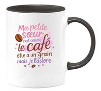 quotedazur - Mug Humour Ma petite soeur c'est comme le café, elle a un grain mais je l'adore - Cadeau Petite Soeur Femme
