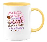 quotedazur - Mug Humour Ma petite soeur c'est comme le café, elle a un grain mais je l'adore - Cadeau Petite Soeur Femme