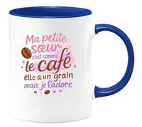 quotedazur - Mug Humour Ma petite soeur c'est comme le café, elle a un grain mais je l'adore - Cadeau Petite Soeur Femme