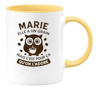 quotedazur - Mug Humour Marie Elle A Un Grain Mais C'est Pour Ça Qu'on L'adore - Cadeau Original Et Tasse Unique Pour Femme Adorable