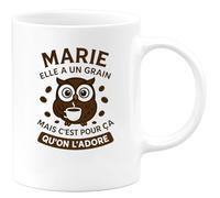 quotedazur - Mug Humour Marie Elle A Un Grain Mais C'est Pour Ça Qu'on L'adore - Cadeau Original Et Tasse Unique Pour Femme Adorable