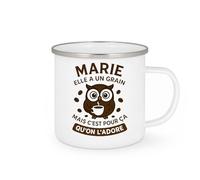 quotedazur - Mug Humour Marie Elle A Un Grain Mais C'est Pour Ça Qu'on L'adore - Cadeau Original Et Tasse Unique Pour Femme Adorable
