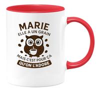 quotedazur - Mug Humour Marie Elle A Un Grain Mais C'est Pour Ça Qu'on L'adore - Cadeau Original Et Tasse Unique Pour Femme Adorable