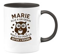 quotedazur - Mug Humour Marie Elle A Un Grain Mais C'est Pour Ça Qu'on L'adore Cadeau Original Et Tasse Unique Femme Adorable