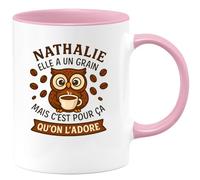 quotedazur - Mug Humour Nathalie A Un Grain, C'est Pour Ça Qu'on L'adore, Une Femme Unique Et Chère À Nos Cœurs Cadeau Original Tasse Adorable