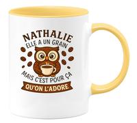quotedazur - Mug Humour Nathalie A Un Grain, C'est Pour Ça Qu'on L'adore, Une Femme Unique Et Chère À Nos Cœurs Cadeau Original Tasse Adorable