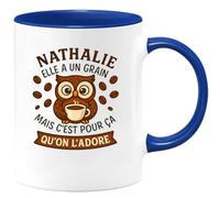 quotedazur - Mug Humour Nathalie A Un Grain, C'est Pour Ça Qu'on L'adore, Une Femme Unique Et Chère À Nos Cœurs - Cadeau Original Tasse Humour Pour Femme Unique Et Adorable