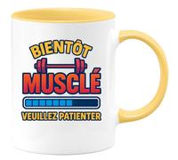 quotedazur - Mug Humour Personnalisé Bientôt Musclé Veuillez Patientez - Jaune/Céramique