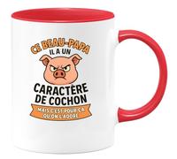 quotedazur - Mug Humour Personnalisé Ce Beau-papa Il A Un Caractère De Cochon Mais C'est Pour Ça Qu'on L'adore - Rouge/Céramique