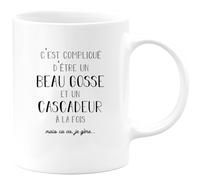 quotedazur - Mug Humour Personnalisé Compliqué D'être Un Beau Gosse Et Un Cascadeur À La Fois Mais Ça Va Je Gère - Blanc/Céramique