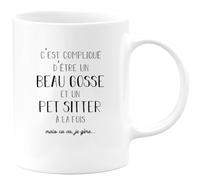 quotedazur - Mug Humour Personnalisé Compliqué D'être Un Beau Gosse Et Un Pet Sitter À La Fois Mais Ça Va Je Gère - Blanc/Céramique