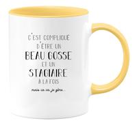 quotedazur - Mug Humour Personnalisé Compliqué D'être Un Beau Gosse Et Un Stagiaire À La Fois Mais Ça Va Je Gère - Jaune/Céramique
