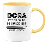 quotedazur - Mug Humour Personnalisé Dora Est En Cours De Chargement Veuillez Patienter - Jaune/Céramique