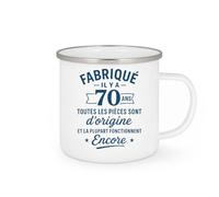 quotedazur - Mug Humour Personnalisé Fabriqué Il Y A 70 Ans Toutes Les Pieces Sont D'origine Et La Plupart Fonctionnent Encore - Blanc/Emaillé