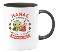 quotedazur - Mug Humour Personnalisé Hanae Elle Est Aux Fraises Mais C'est Pour Ca Qu'on L'adore - Noir/Céramique