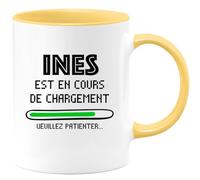 quotedazur - Mug Humour Personnalisé Ines Est En Cours De Chargement Veuillez Patienter - Jaune/Céramique