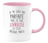 quotedazur - Mug Humour Personnalisé Je Ne Suis Pas Parfaite Mais Je Suis Livreuse Et C'est Presque Pareil - Rose/Céramique