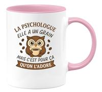 quotedazur - Mug Humour Personnalisé La Psychologue Elle A Un Grain Mais C'est Pour Ça Qu'on L'adore - Rose/Céramique