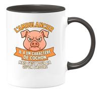 quotedazur - Mug Humour Personnalisé L'ambulancier Il A Un Caractère De Cochon Mais C'est Pour Ça Qu'on L'adore - Noir/Céramique