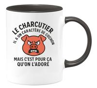 quotedazur - Mug Humour Personnalisé Le Charcutier Il A Un Caractère De Cochon Mais C'est Pour Ça Qu'on L'adore - Noir/Céramique
