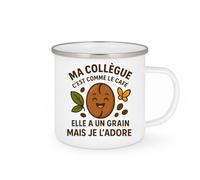 quotedazur - Mug Humour Personnalisé Ma Collègue C'est Comme Le Café Elle A Un Grain Mais Je L'adore - Blanc/Emaillé