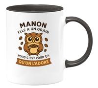 quotedazur - Mug Humour Personnalisé Manon Elle A Un Grain Mais C'est Pour Ça Qu'on L'adore - Noir/Céramique