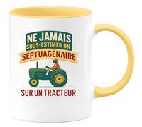 quotedazur - Mug Humour Personnalisé Ne Jamais Sous-estimer Un Septuagénaire Sur Un Tracteur - Jaune/Céramique